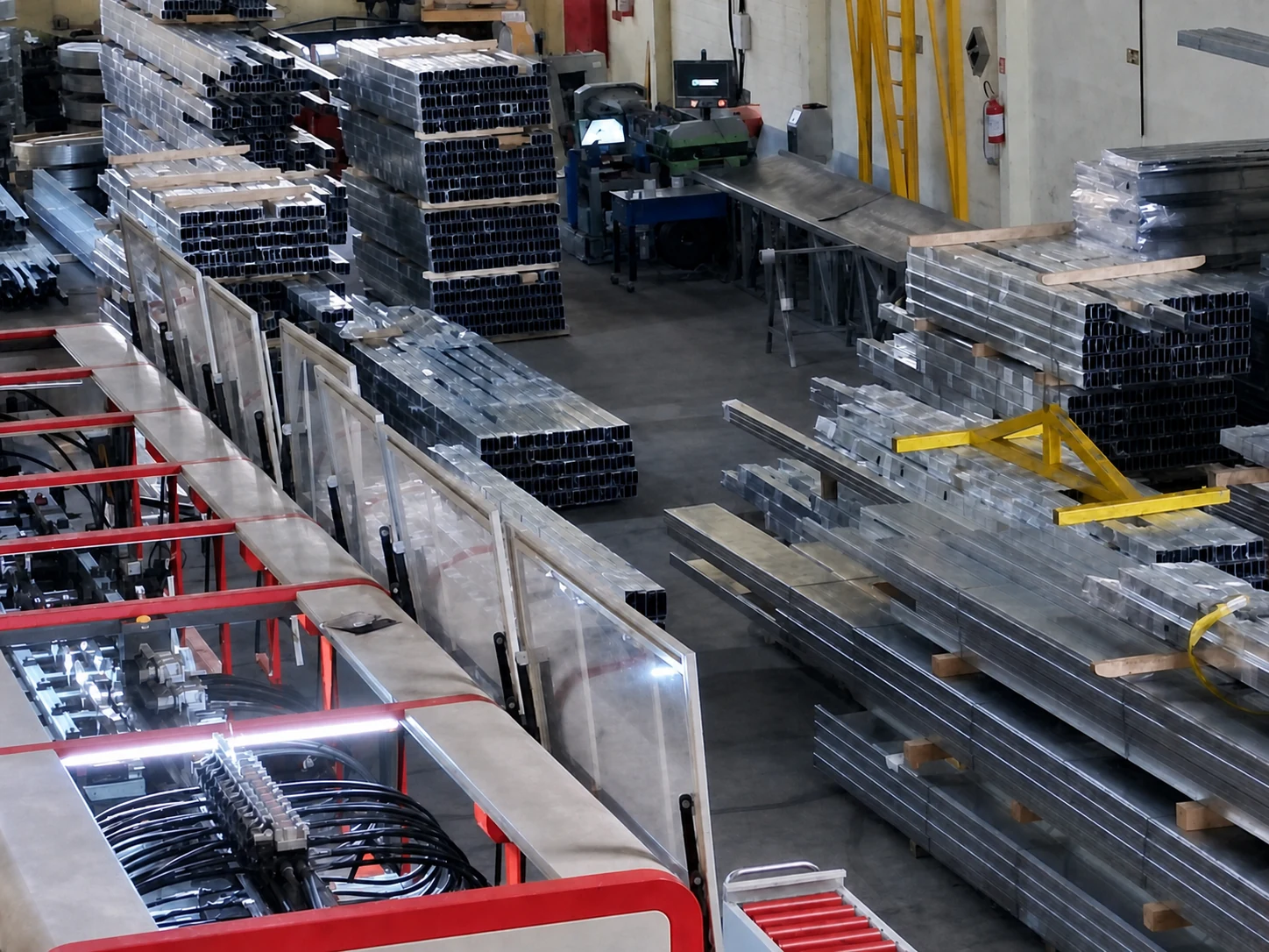 Imagem reconstruída digitalmente de uma linha de fabricação com perfis metálicos organizados