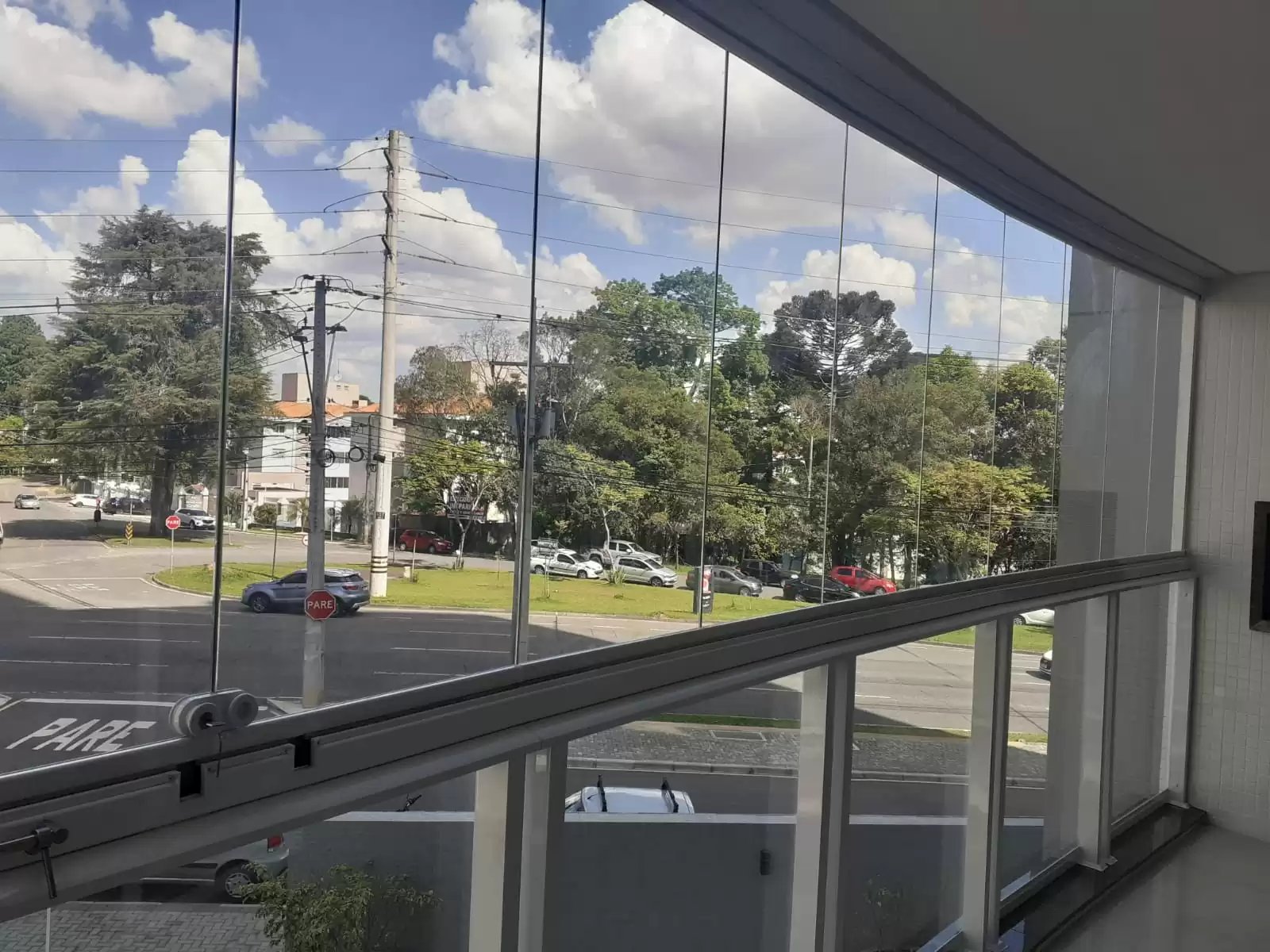 Sacada contemporânea com fechamento transparente em vidro