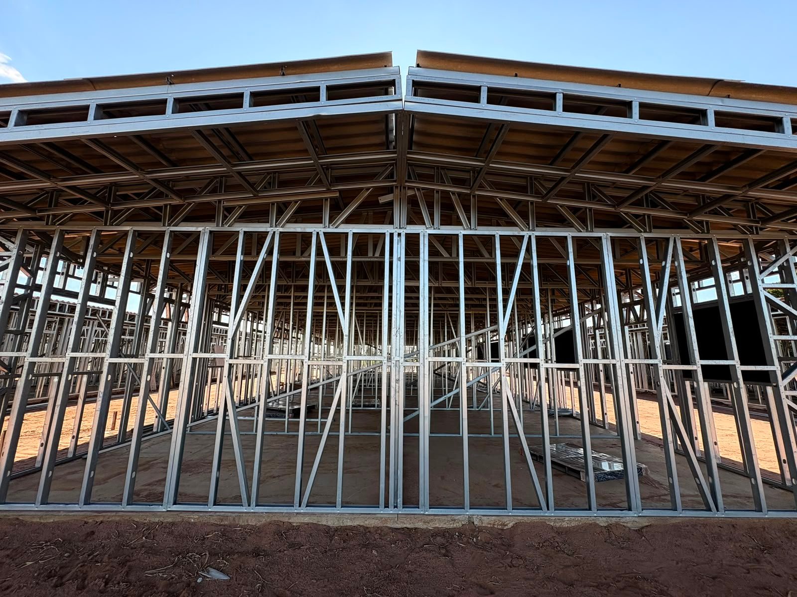 Vista frontal de fachada estruturada em Steel Frame