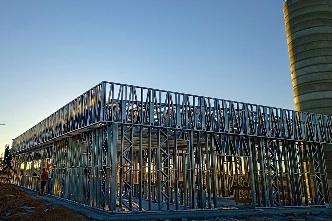 Estrutura térrea modulada em perfis de aço galvanizado