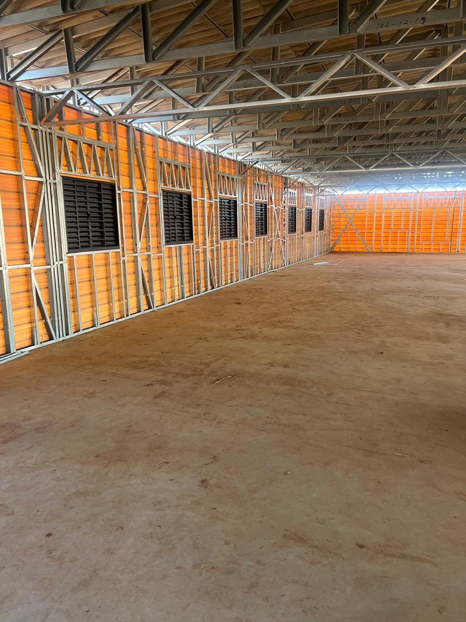 Interior de obra mostrando estrutura e cobertura em Steel Frame